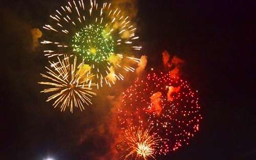 Bầu trời thành phố Hồ Chí Minh rực rỡ pháo hoa chào đón năm mới