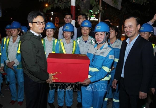 Phó Thủ tướng Vũ Đức Đam chúc Tết bệnh viện Bạch Mai và tổ công nhân Công ty môi trường