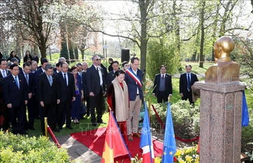 Chủ tịch QH Nguyễn Thị Kim Ngân đặt hoa tại Tượng đài Chủ tịch Hồ Chí Minh ở thành phố Montreuil