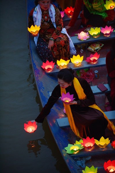 Thả hoa đăng: Thả hoa đăng là nét đẹp độc đáo của văn hóa Việt Nam. Hình ảnh những đốt nến sáng lung linh cùng những bóng hoa đăng lảnh lót trôi trên dòng nước sẽ đem lại cho bạn cảm giác thư giãn, tĩnh lặng và đầy phấn khích. Hãy cùng xem những hình ảnh thả hoa đăng tuyệt đẹp để cảm nhận sự huyền bí của tín ngưỡng dân gian.