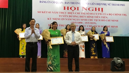 TP Hồ Chí Minh Tuyên dương tập thể, cá nhân học và làm theo Bác