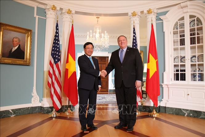Hợp tác Việt Nam - Hoa Kỳ: Năm 2024, hợp tác giữa Việt Nam và Hoa Kỳ ngày một phát triển vững mạnh, mang lại lợi ích to lớn cho cả hai nước. Các dự án đầu tư chính phủ và tư nhân đang được triển khai, các đối tác kinh doanh của cả hai nước cũng đạt được nhiều thành tựu đáng kể. Hình ảnh liên quan sẽ thể hiện sự phát triển của mối quan hệ này.