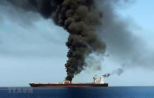 Tàu của Nhật Bản đã bốc cháy trong một vụ tấn công trên Vịnh Oman