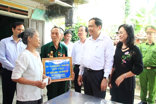 Chủ tịch Uỷ ban Trung ương MTTQ Việt Nam Trần Thanh Mẫn tặng quà tại Hà Tĩnh