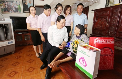 Tổng Giám đốc Dương Quyết Thắng thăm và tặng quà cho các Mẹ Việt Nam Anh hùng