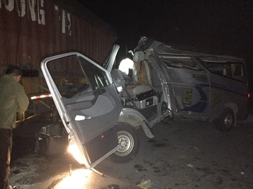 Hưng Yên Xe khách va chạm xe container, 16 người bị thương