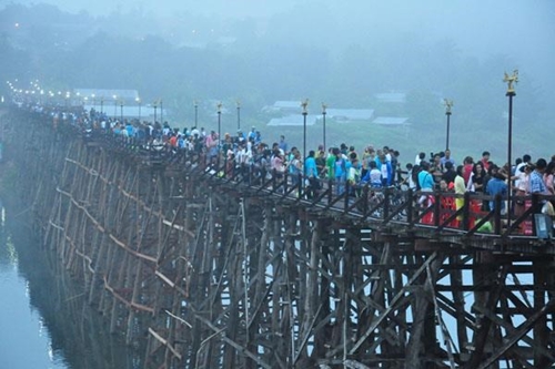 Nguy cơ sập cầu gỗ dài nhất của Thái Lan do mưa lũ