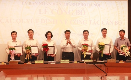 Chủ tịch UBND TP Hà Nội trao quyết định về công tác cán bộ