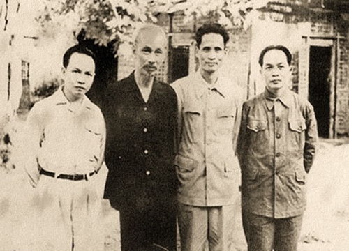 Đồng chí Võ Nguyên Giáp tổ chức lớp huấn luyện cán bộ ở Lũng Lừa, Cao Bằng