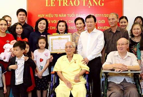 Trao Huy hiệu 70 năm tuổi Đảng cho đảng viên Nguyễn Văn Giới