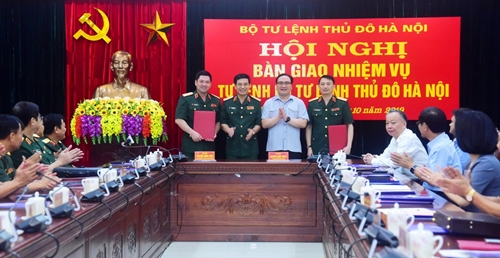 Bàn giao nhiệm vụ Tư lệnh Bộ Tư lệnh Thủ đô Hà Nội