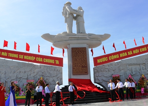 Khánh thành Tượng đài tưởng niệm sự kiện tập kết năm 1954