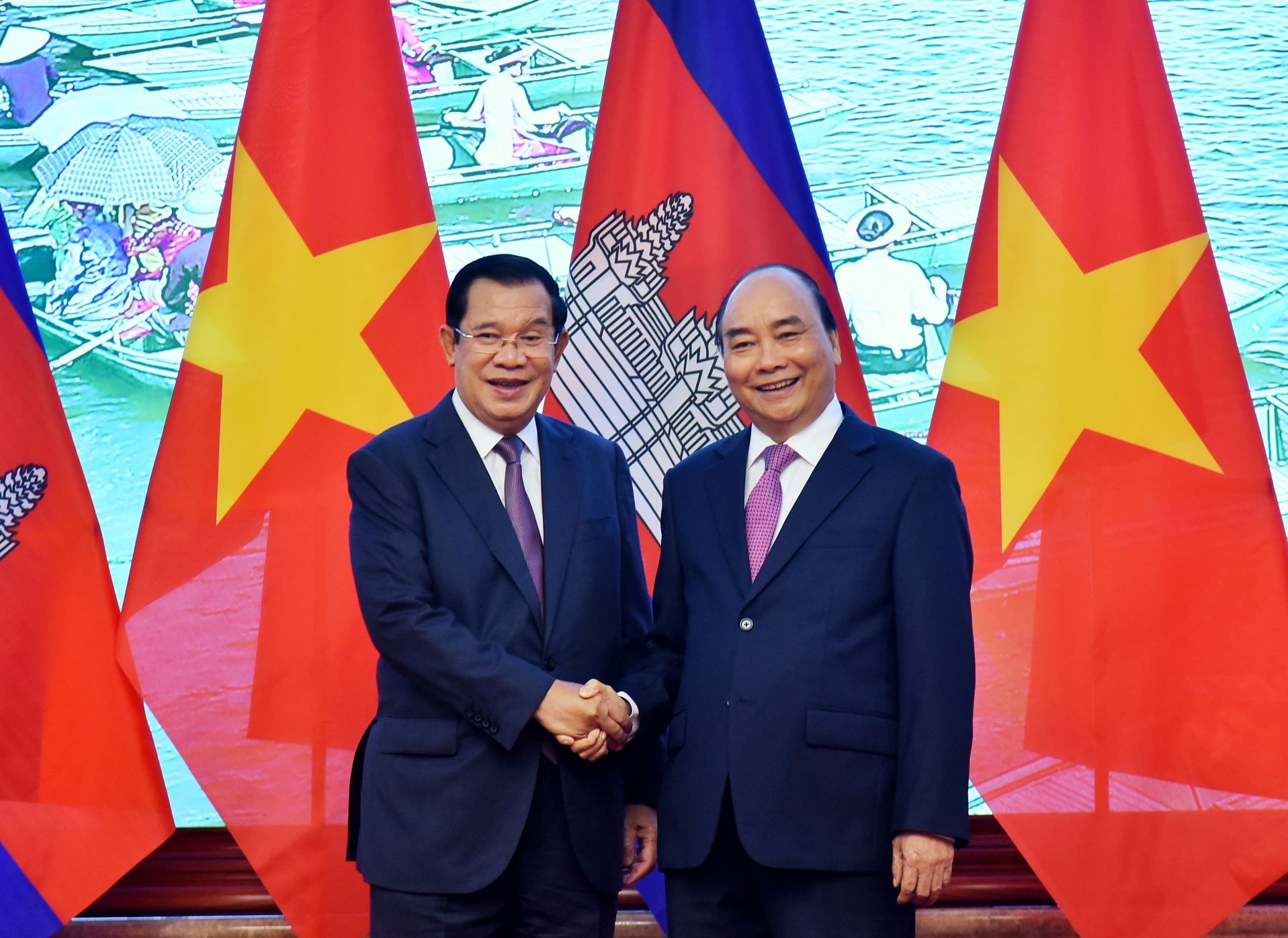 Tuyên bố chung Việt Nam - Campuchia: Tuyên bố chung giữa Việt Nam và Campuchia được ký kết tại Hội nghị thượng đỉnh ASEAN 2024, tạo ra một bước ngoặt mới trong quan hệ giữa hai quốc gia. Bằng việc ký kết tuyên bố này, hai quốc gia cam kết sẽ tăng cường hợp tác trong nhiều lĩnh vực khác nhau, từ kinh tế đến an ninh và ngoại giao. Điều này sẽ mang lại nhiều tiềm năng và cơ hội hợp tác tiềm năng giữa các doanh nghiệp ở hai nước.