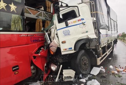 Nghệ An Xe tải đấu đầu xe khách, ít nhất 11 người thương vong