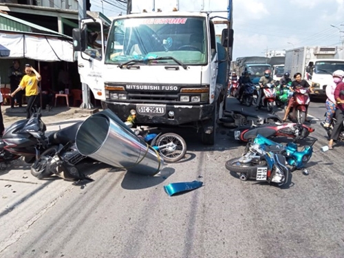 An Giang Xe tải tông 6 xe máy dừng chờ đèn đỏ làm nhiều người bị thương