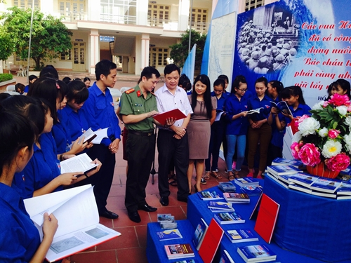 Thai Nguyen youth increase communications about nation’s sea and islands