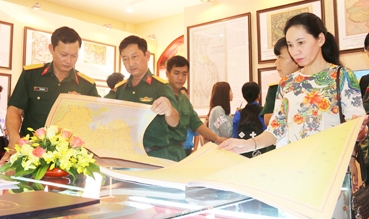 Exhibition on Hoang Sa and Truong Sa at Military Zone 9