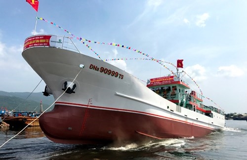 Truong Sa MT 01 fishing logistic service ship launched in Da Nang