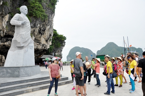 Quang Ninh welcomes 9 87 million tourist arrivals in 2017