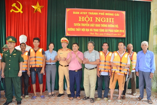 Fishermen in Mong Cai presented 200 life jackets