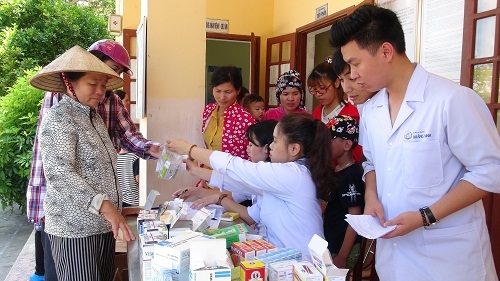 Over 300 people on Co To island examined and granted medicines free of charge