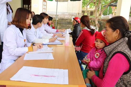 Quang Ninh Obstetrics and Pediatrics Hospital organizes examination free of charge for people on Co To island