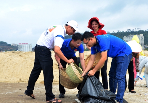 “Clean the sea” campaign conducted by Quang Ninh Youth