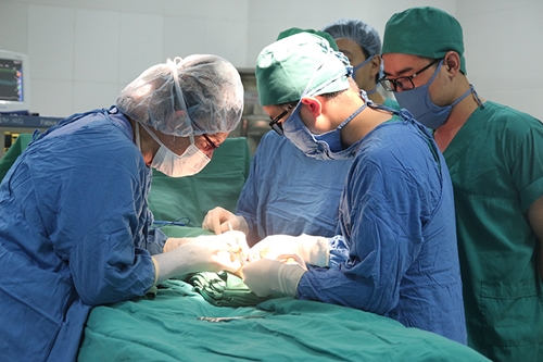 24 patients provided humanitarian ankle and foot surgery at Bai Chay hospital