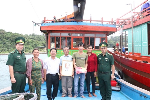 Thanh Lan border post presents 150 national flags and Uncle Ho’s photos to fishermen
