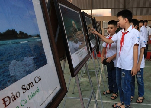 Exhibition on Hoang Sa and Truong Sa in Bac Kan
