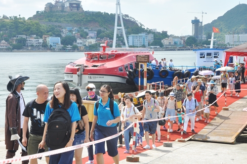 Over 3,600 maritime tourists visit Ha Long