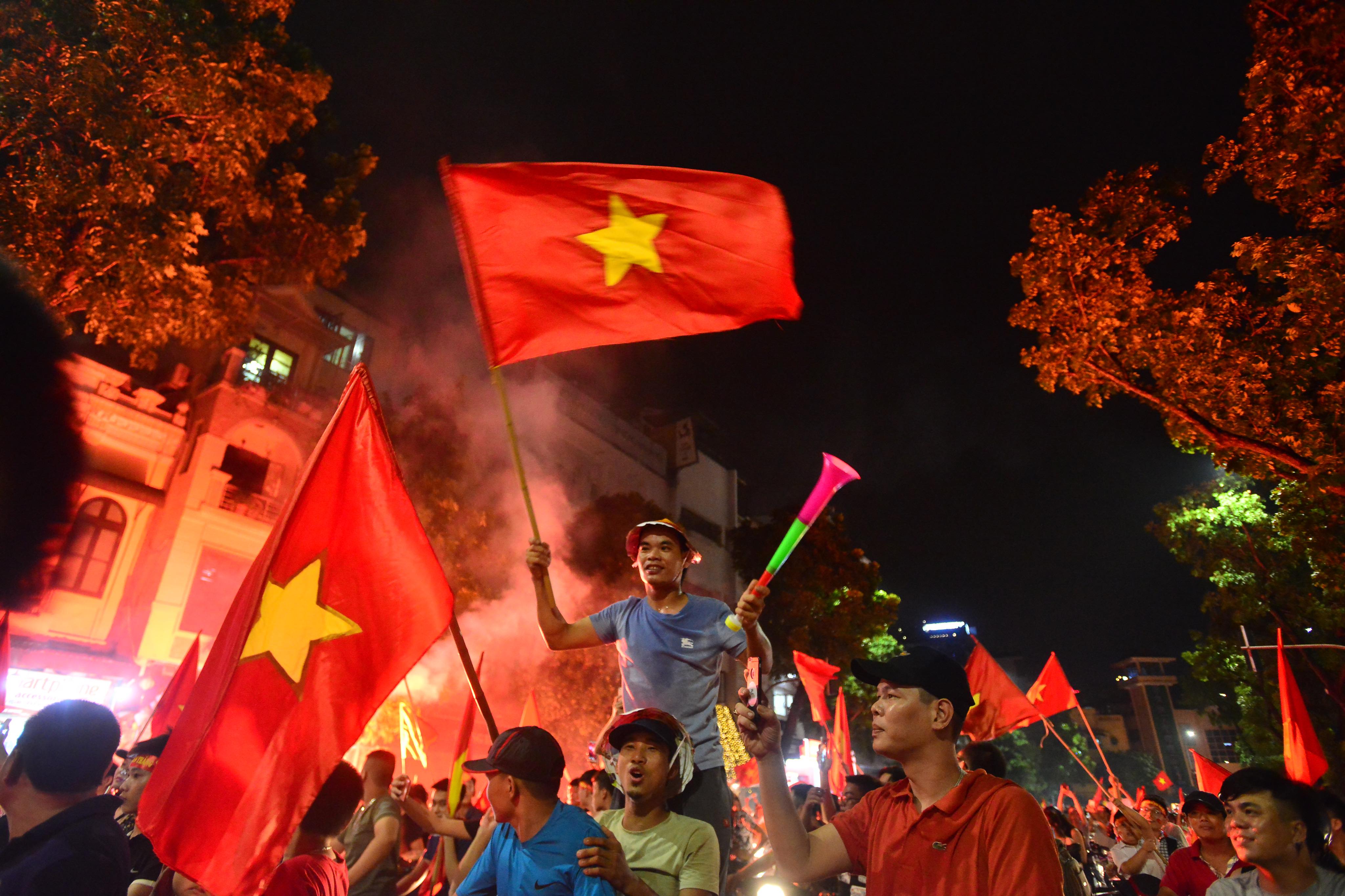 Flood of excited football fans after Vietnam Olympic team’s victory