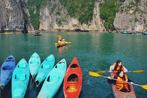 Kayaking in world heritage Ha Long bay