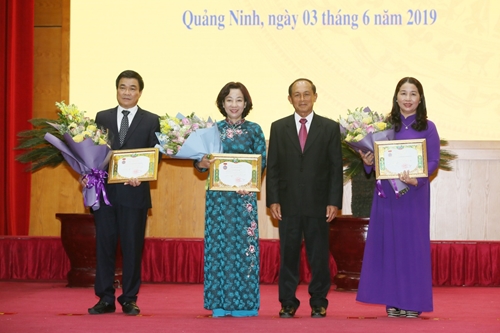 Laos awards medals to Vietnamese collectives and individuals