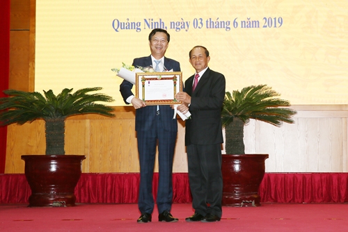 Quang Ninh s leaders honoured with Lao medals
