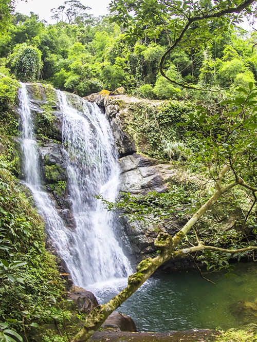 Khe Tien waterfall in Quang Ninh brings visitors new experience