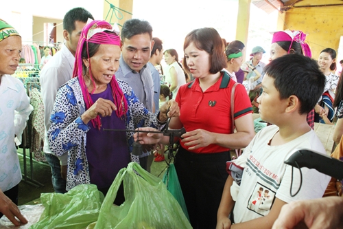 Turning Ha Lau market into a unique tourist product in Quang Ninh province