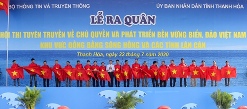 2,000 national flags presented to fishermen in Thanh Hoa province