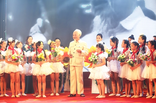 Arts performance welcomes success of 15th Quang Ninh Provincial Party Congress