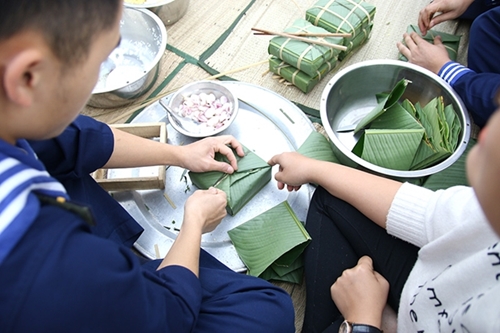 Island soldiers make sticky rice cakes for Tet