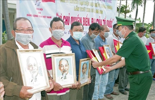 Fishermen in Soc Trang presented national flags, Uncle Ho s portraits