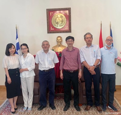 Vietnamese Ambassador meets Vietnamese in Greece