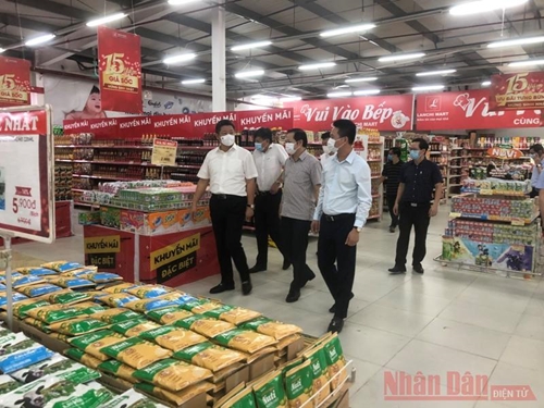 Hanoi opens thousands of sites selling essential goods