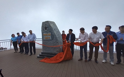 Scenic spot on Phja Oac Mountain peak and Dao community tourist site inaugurated