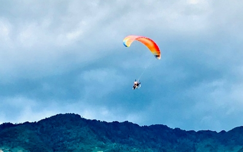 Yen Bai organizes “Pouring Water Season” paragliding
