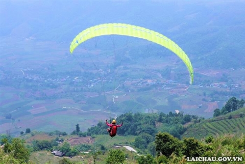 Pu Ta Leng International Paragliding Tournament promotes Lai Chau’s tourism