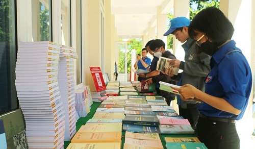 Over 80 books on Vietnam’s sea and islands on display in Nha Trang city