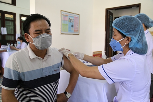 Début de la vaccination COVID-19 des travailleurs des zones industrielles de Bac Giang, Bac Ninh