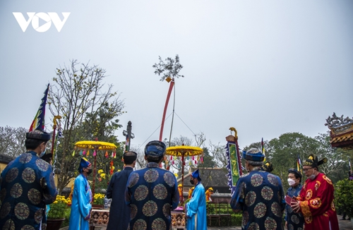 Cérémonie d’érection du mât rituel dans l’ancienne cité impériale de Hue