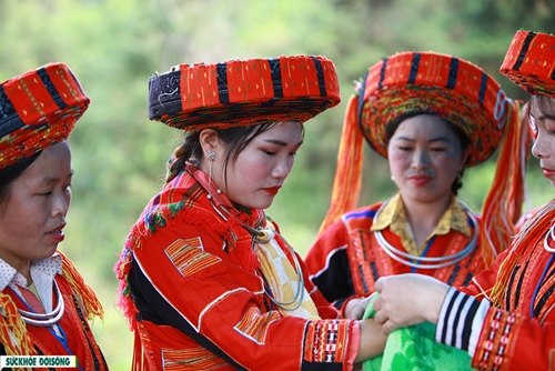 La beauté traditionnelle de la cérémonie de mariage de l ethnie Pa Then